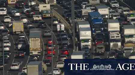 Drivers banked up for kilometres after serious crash on major Melbourne freeway