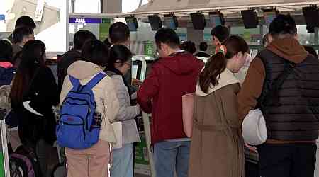 Airport crowded as people leave HK for Christmas