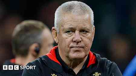 Wales coach Gatland to stay on for Six Nations