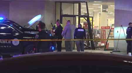 Texas police kill driver who rammed his truck into mall