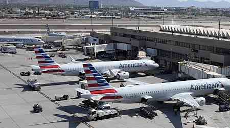 American Airlines briefly halts flights nationwide after technical issue