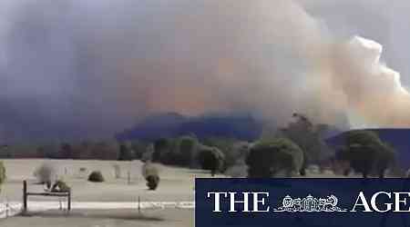 Firefighters on alert as bushfire burns in Victoria