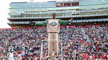 Watch Snoop Dogg Take Over the Arizona Bowl