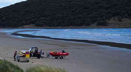 Man drowns rescuing group of kids