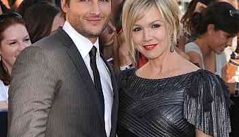 
                        Tearful Jennie Garth Thanks Ex Peter Facinelli for Helping Her in Fire
                