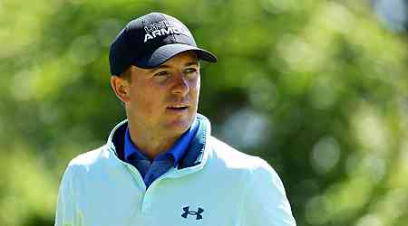 Jordan Spieth's caddie makes questionable move amid injury lay-off