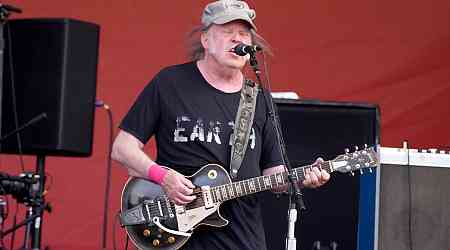 Neil Young Reverses Himself, Agrees to Headline Glastonbury