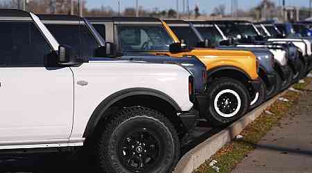 US new vehicle sales rose 2.7% last year as prices and interest rates dropped a little