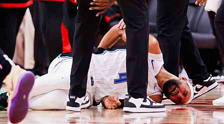  Magic's Jalen Suggs leaves court in wheelchair, but the injury may not be as bad as it looked 