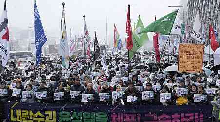 South Korean protesters brave cold to demand Yoon's ouster as detention deadline looms