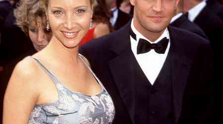  Lisa Kudrow Finds Hidden Note From Matthew Perry in Gift He Gave Her 