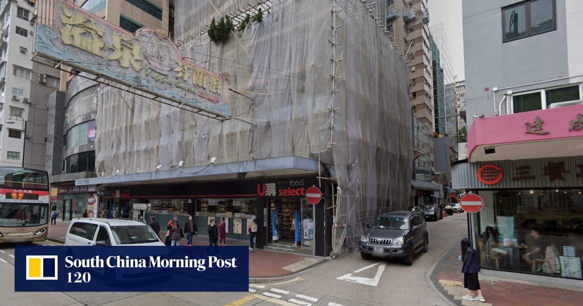 Hong Kong anti-triad police hunt 3 men over knife attack, after taxi ambushed and 2 passengers slashed