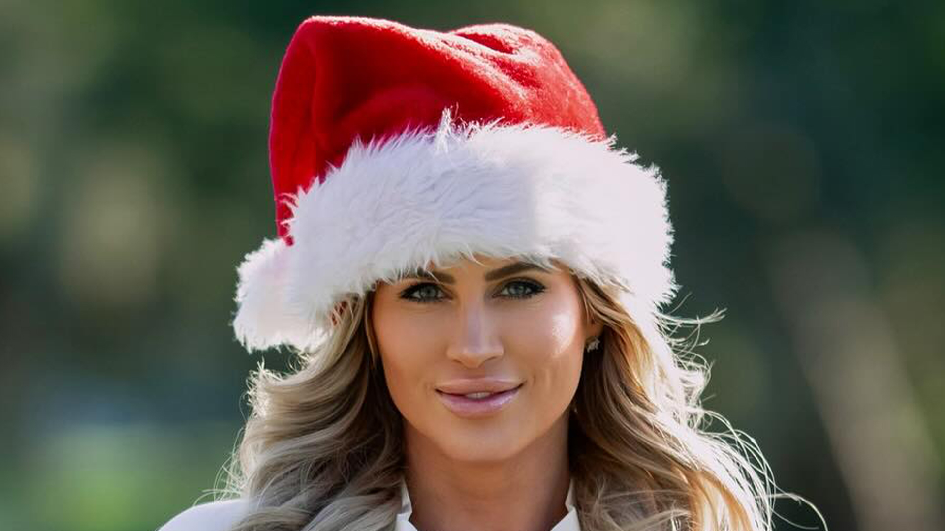 Paige Spiranac rival Karin Hart leaves fans amazed after dressing in sexy Santa outfit on golf course