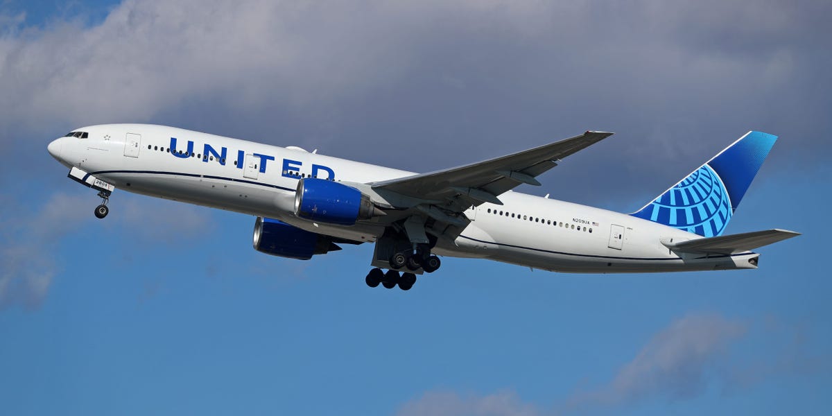 See the moment a United Airlines Boeing 777 loses a tire just after takeoff