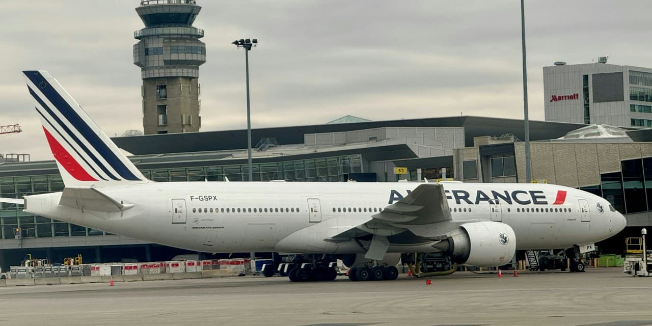 Air France-KLM sinks to loss in fourth quarter as British Airways owner IAG posts record profits