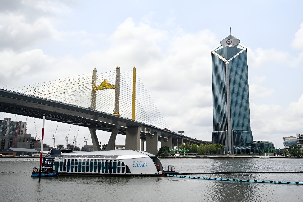 Plastic 'interceptor' tackles trash in Bangkok river