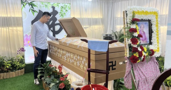 Family of 93-year-old woman decorates and pens well-wishes on her paper casket