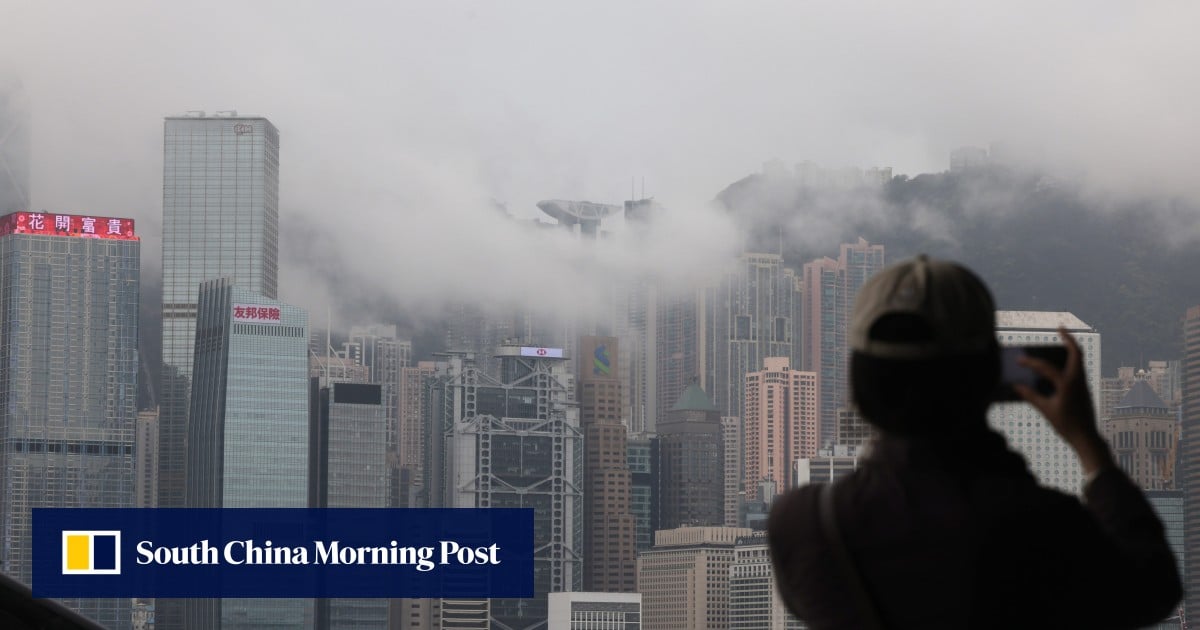 Hongkongers wake to fog and drizzle after partially sunny weekend, with cold weather expected on Tuesday