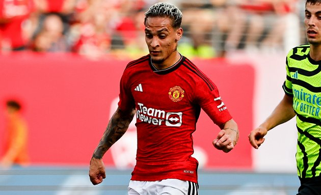 Man Utd winger Antony frustrated with left-back switch