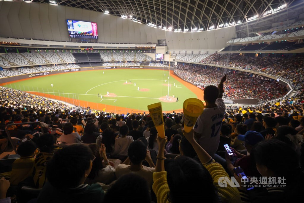 Nearly 20,000 pack Taipei Dome for CPBL pre-season game