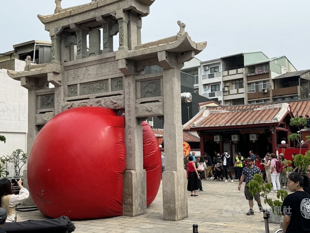 Perschke's big red ball begins Tainan tour at historic temple