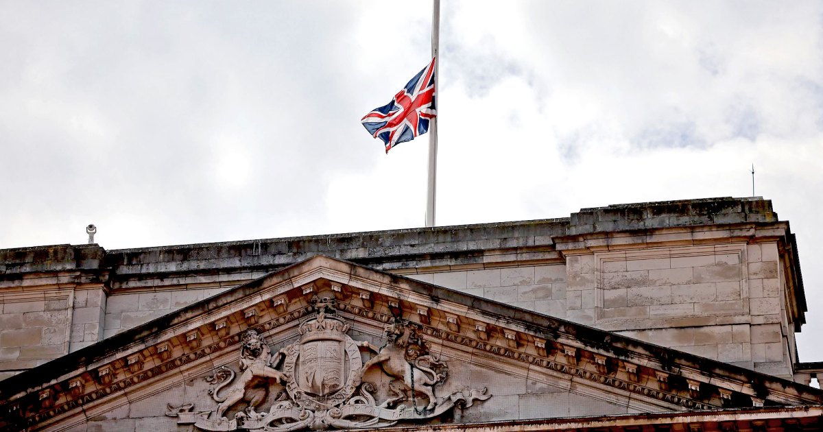 Us Weekly Debunks Rumors About Buckingham Palace Flags Flying Half-Mast