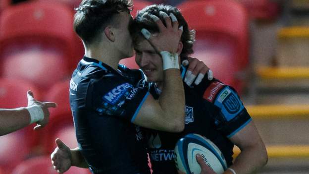 Glasgow brush past Scarlets with Rowe hat-trick