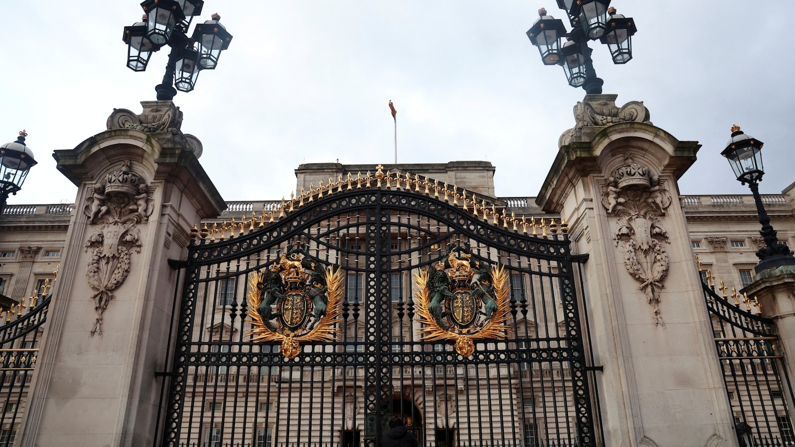 Car crashes into Buckingham Palace gates