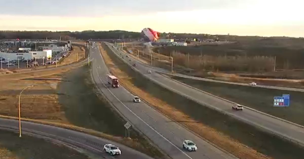 Hot air balloon crashes near highway in Rochester, Minnesota