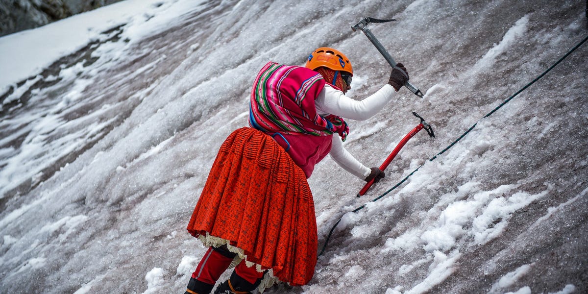 'Cholitas' hope to become the first Bolivian women to climb Mount Everest