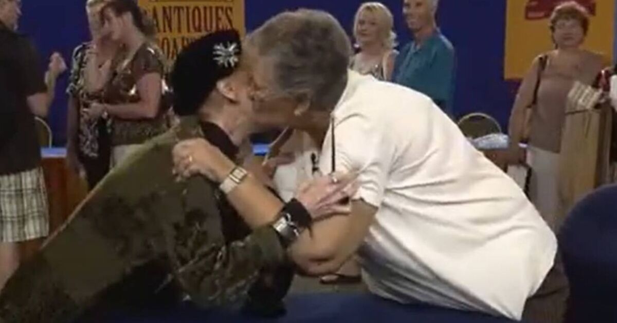 Antiques Roadshow guest plants a kiss on expert after extortionate necklace value unveiled