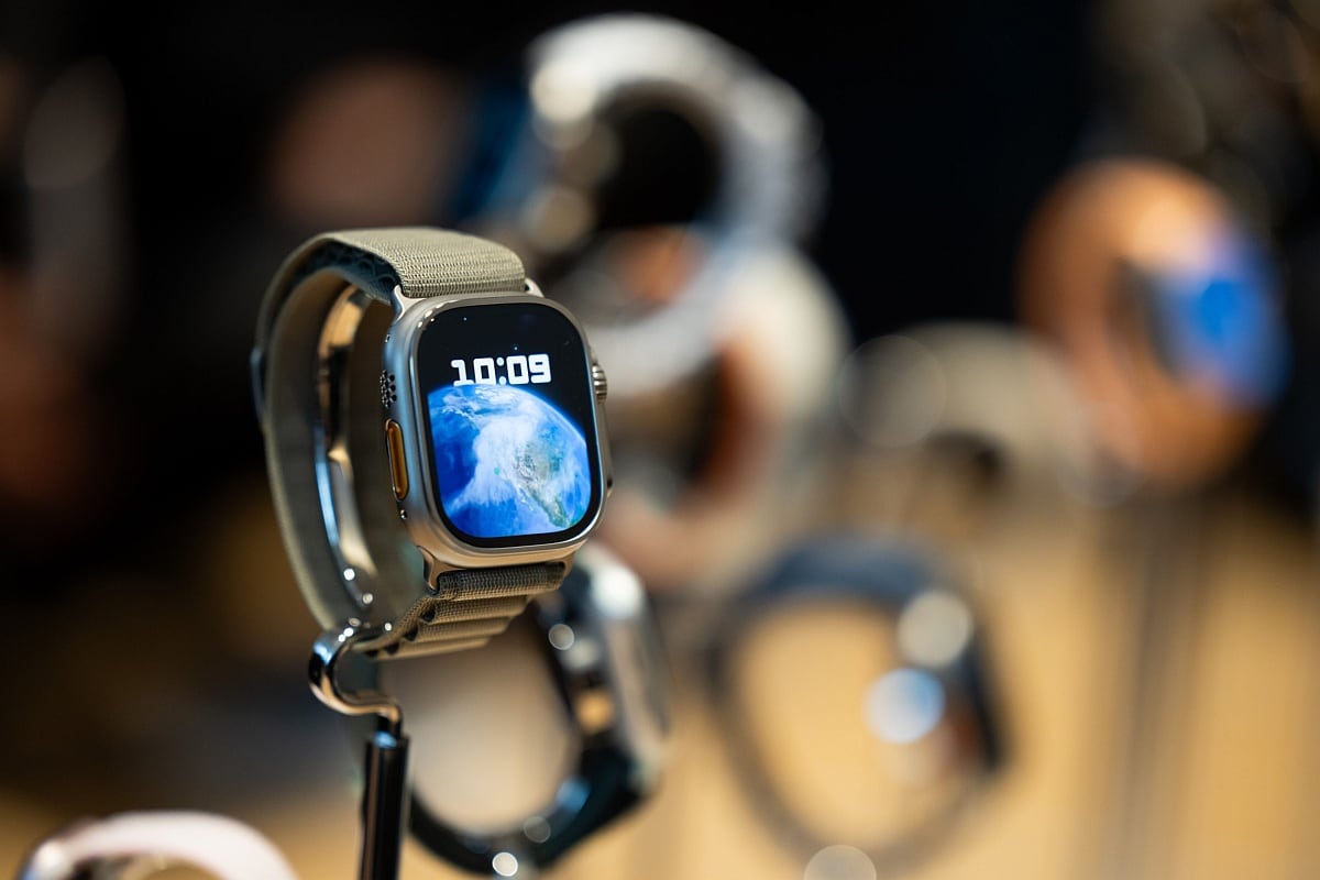 Apple Said to Cut Jobs After Scrapping In-House Effort to Make Apple Watch Displays