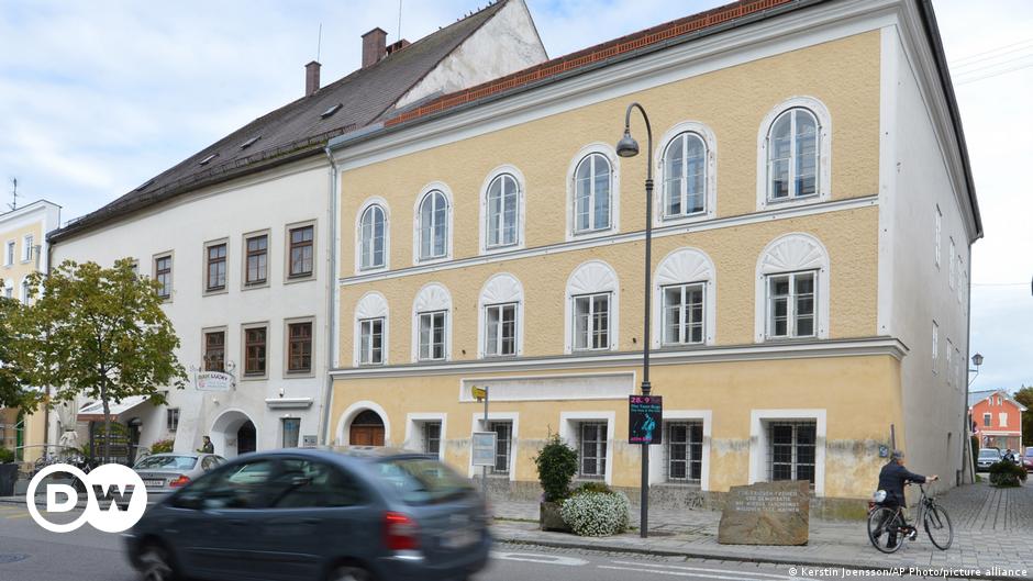 Austrian police arrest Germans visiting Hitler's birthplace