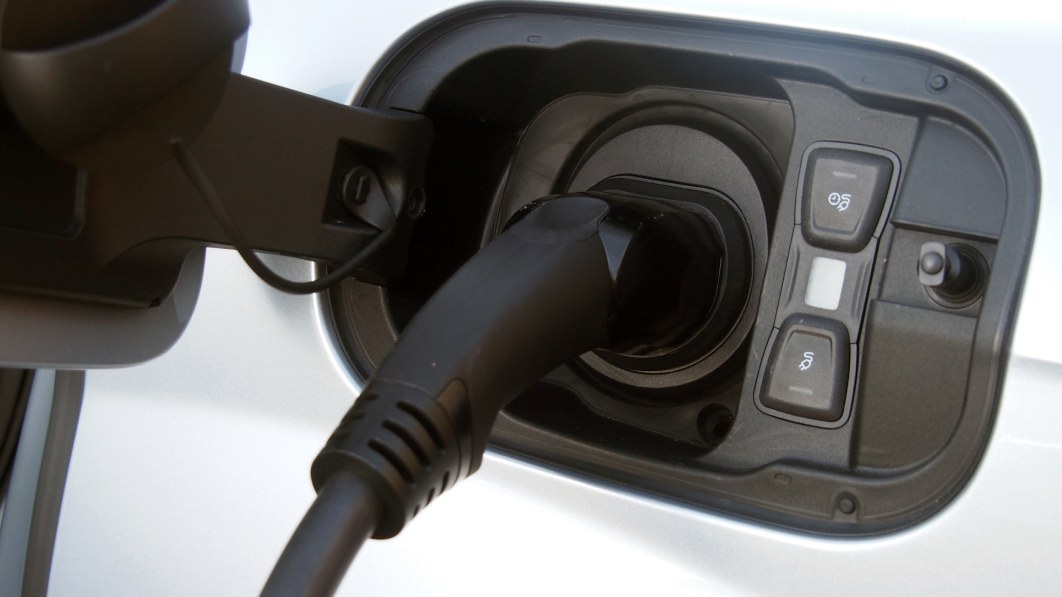 Automakers hope for new profit stream from bidirectional EV charging