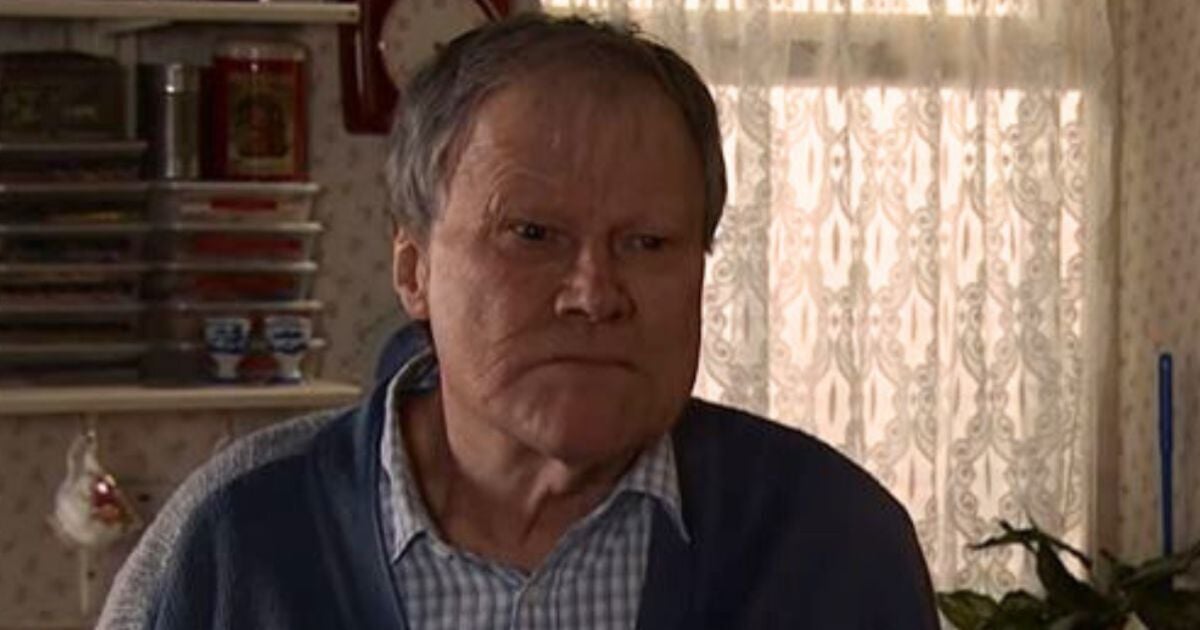 Coronation Street fans 'lose patience' with Roy Cropper as resident makes emotional exit