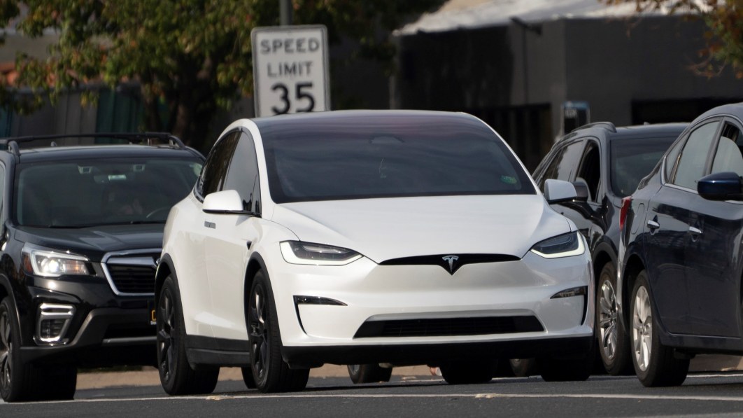 Engineer's testimony explains Tesla Autopilot's reliance on lane markings
