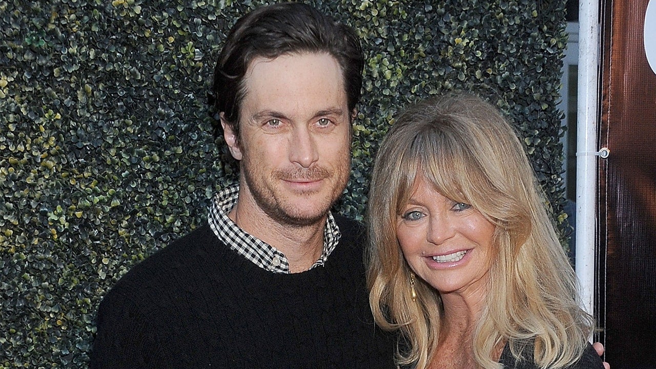 Goldie Hawn's son Oliver Hudson clarifies comments about mom, says there was 'no trauma'