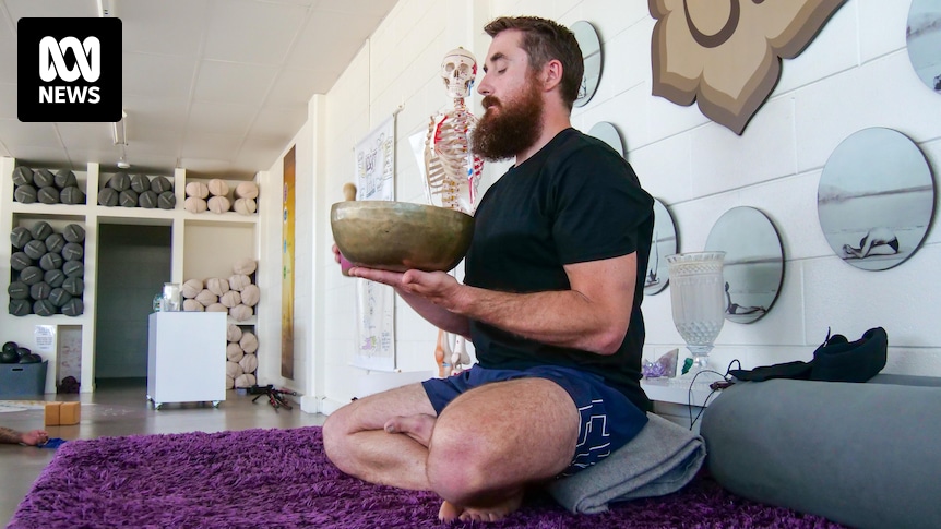 Growing number of men in outback mining hub of Mount Isa turning to yoga for mental health