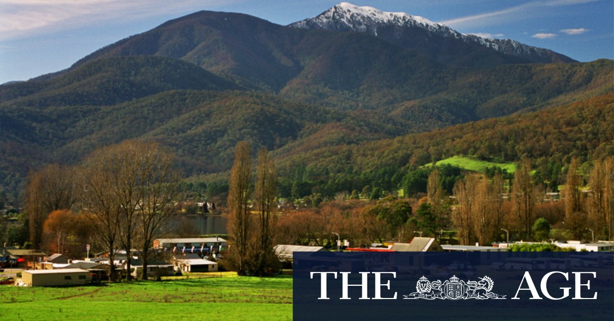 Light plane crashes at Mount Beauty airport