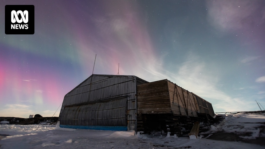Mawson Station chef turned aurora australis photographer revels in his finest photos so far