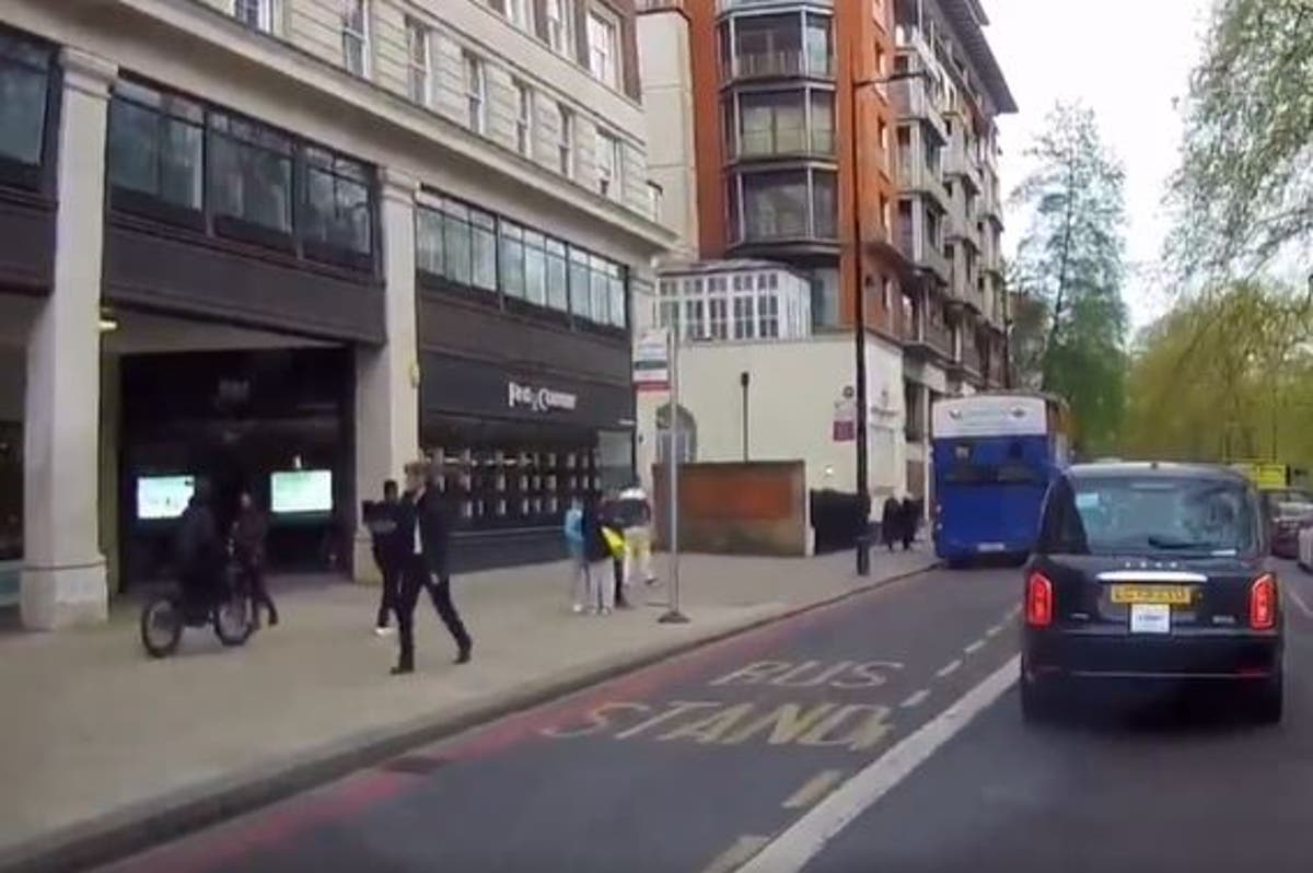 Met Police investigate brazen phone snatch caught on camera in Park Lane, London