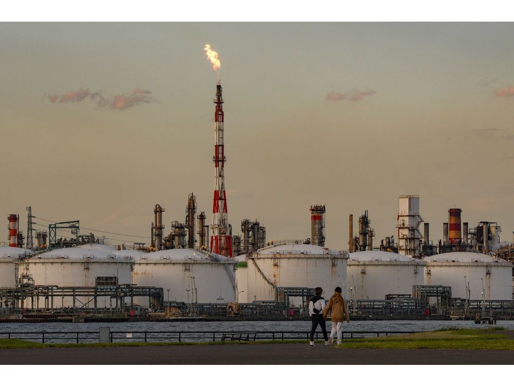 Oil Holds Drop as Mideast Cease-Fire Talks Erode Risk Premium