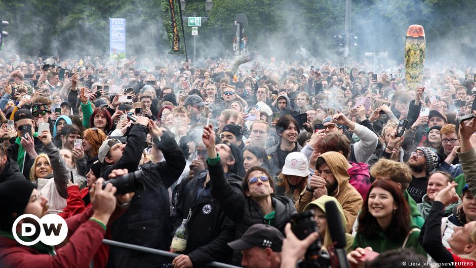 Smokers' delight: Thousands light up for 420 in Berlin