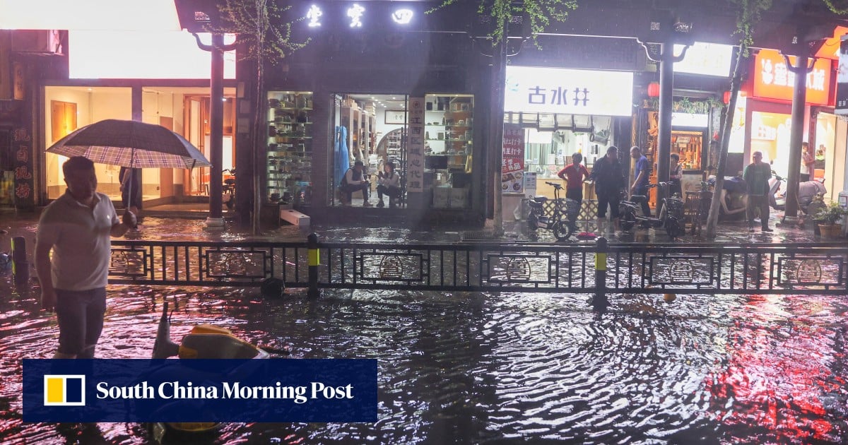 Southern China still lashed by heavy rains, triggering second flood alert in as many days