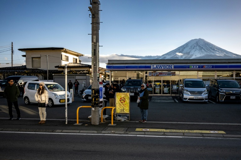 Town to block Mount Fuji view from troublesome tourists