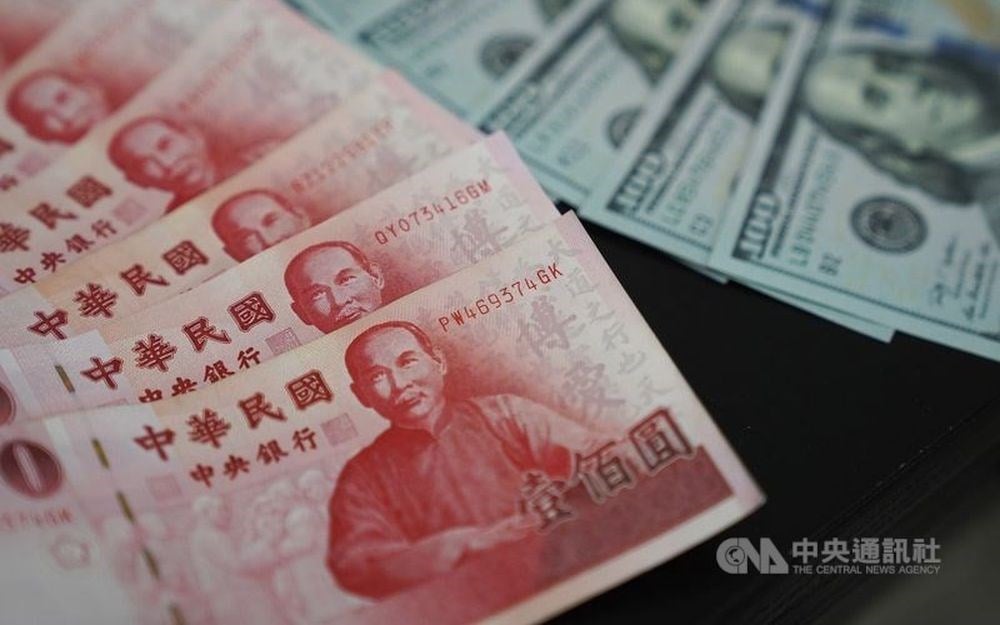 U.S. dollar closes sharply higher on Taipei forex market