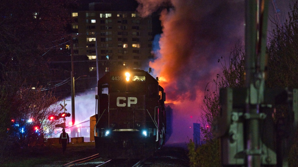 Video shows moment a freight train on fire rolls through downtown London, Ont.