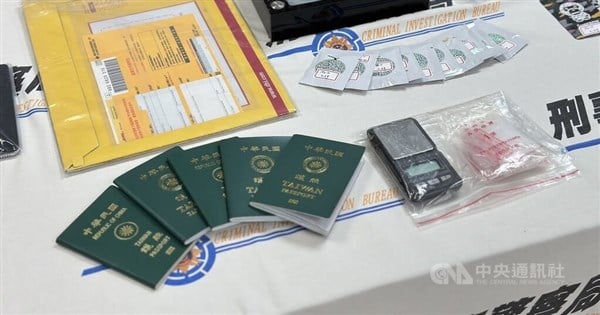 Woman detained for smuggling ROC passports to Chinese in Europe