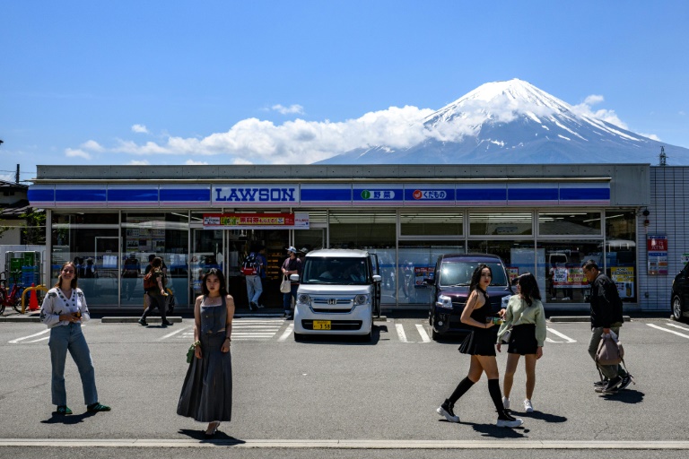 Barrier at popular vantage point for viewing Mount Fuji delayed