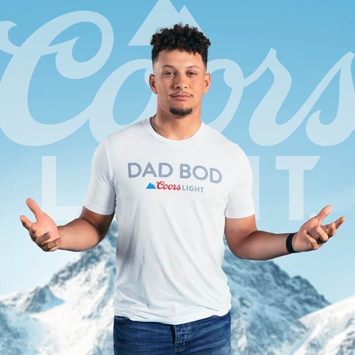Dad Bod-Inspired T-Shirts - Coors Light Launches Two New Dad Bod T-Shirts with Patrick Mahomes (TrendHunter.com)